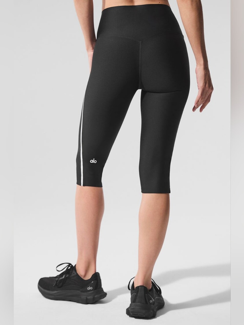 LIKE NEW ALO YOGA "AIRLIFT HIGH-WAIST SUPER SLEEK CONTRAST CAPRI"